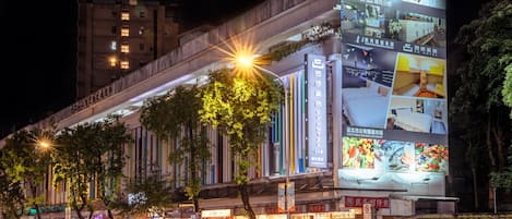 Façana frontal de l'allotjament (vespre/nit)