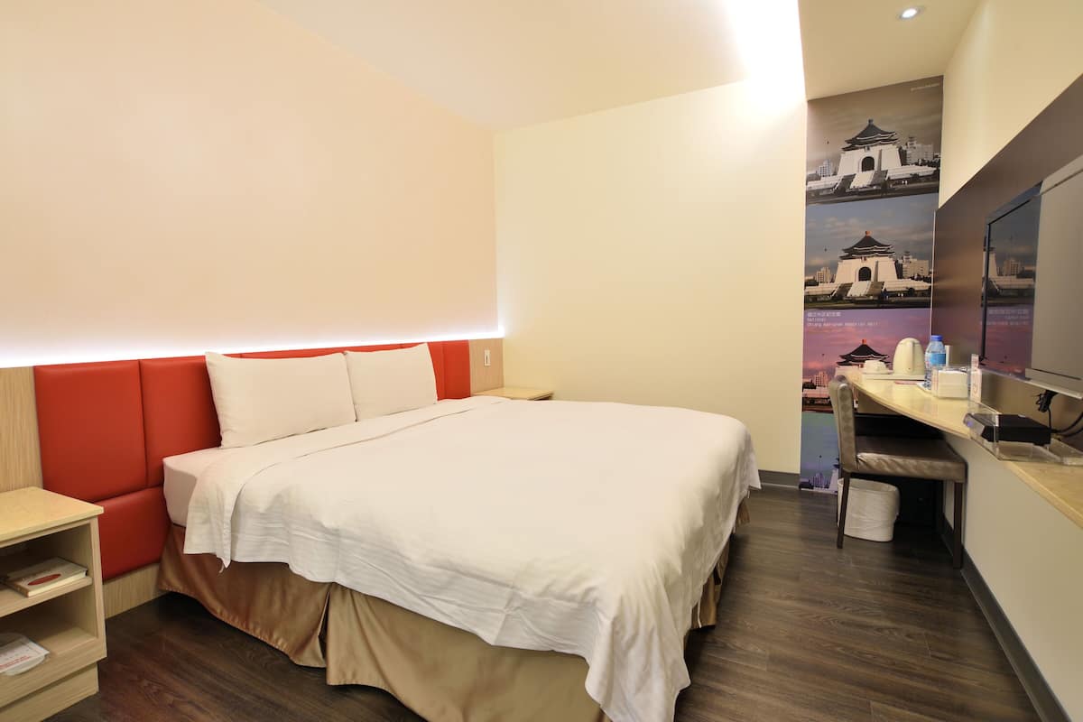Down comforters, iron/ironing board (on request), WiFi (free)