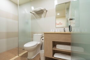 Shower, rainfall showerhead, hair dryer, towels - CU Hotel Taipei (Taipei)