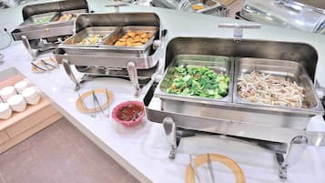 Desayuno buffet (TWD 275 por persona)