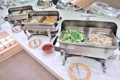 Daily buffet breakfast (TWD 275 per person)