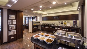 Un espace buffet avec plusieurs stands de restauration et un bar à café.