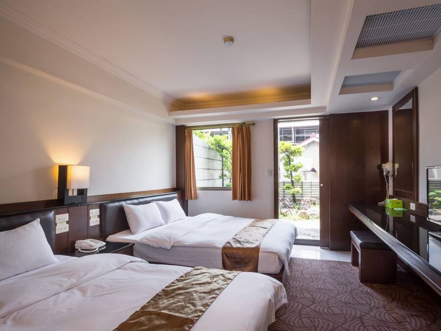 Quarto quádruplo superior | Edredons de pluma, individualmente decorados, cortinas blackout