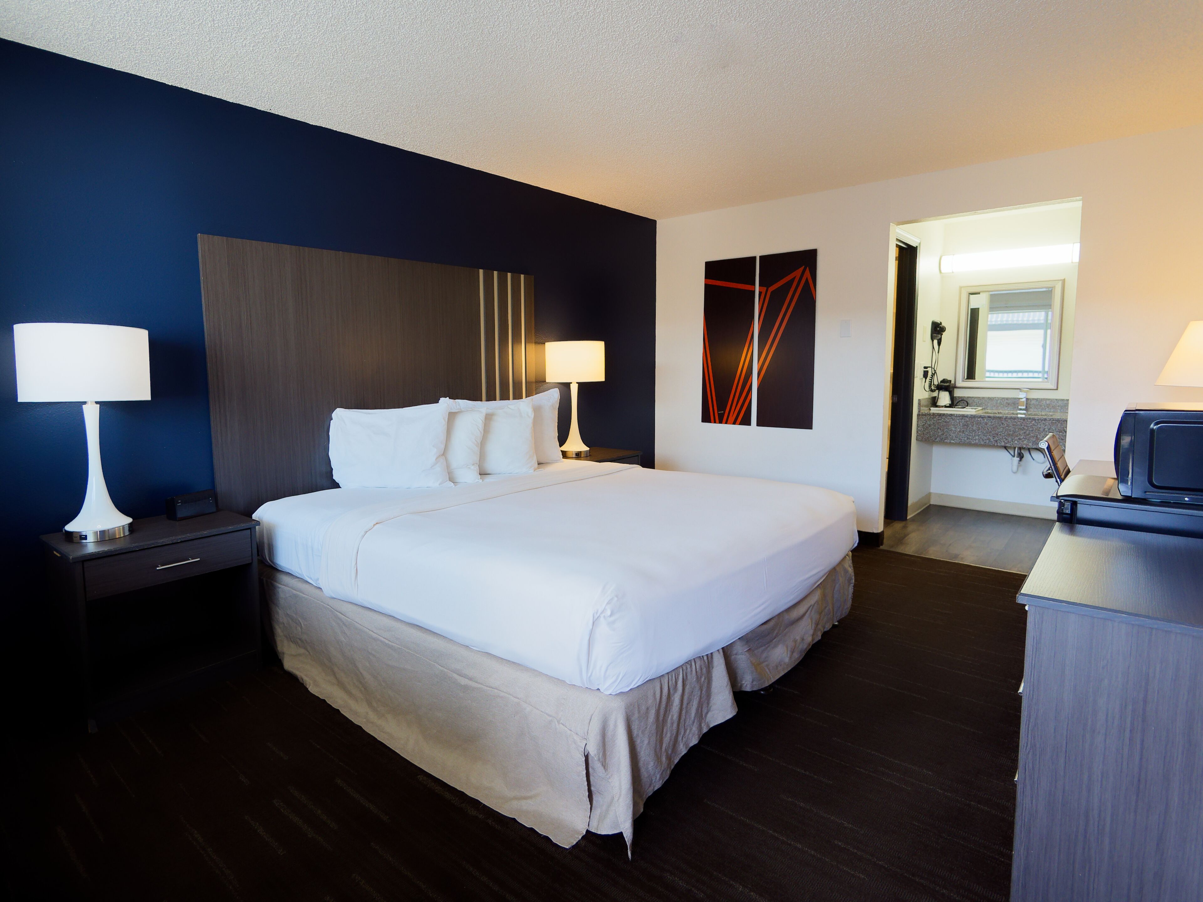 Standard King | Desk, laptop workspace, free WiFi, bed sheets