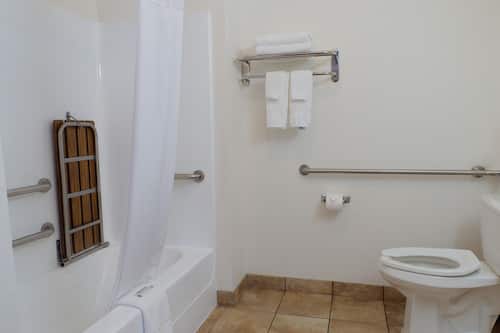 Chambre simple Standard, barres d’appui dans la baignoire | Salle de bain | Serviettes fournies