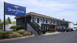 A SilverStone Inn building with a covered entrance, a staircase, and a parking lot.