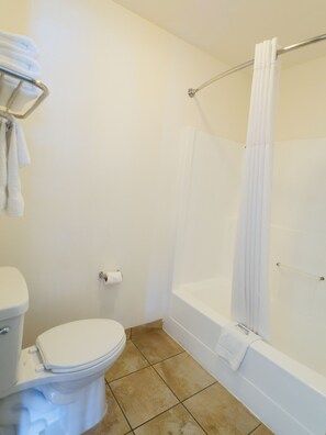 Deluxe Double Room | Bathroom | Towels - SilverStone Inn North Spokane  (Spokane)