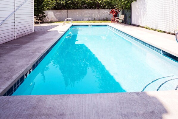 حمّام سباحة خارجي موسمي