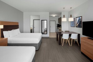 Estudio, 2 camas Queen size | Ropa de cama hipoalergénica, edredón y cortinas blackout