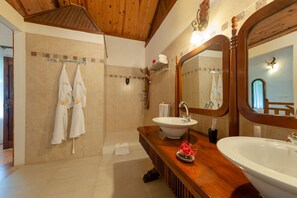 Chambre Signature | Salle de bain | Articles de toilette gratuits, sèche-cheveux, peignoirs, chaussons