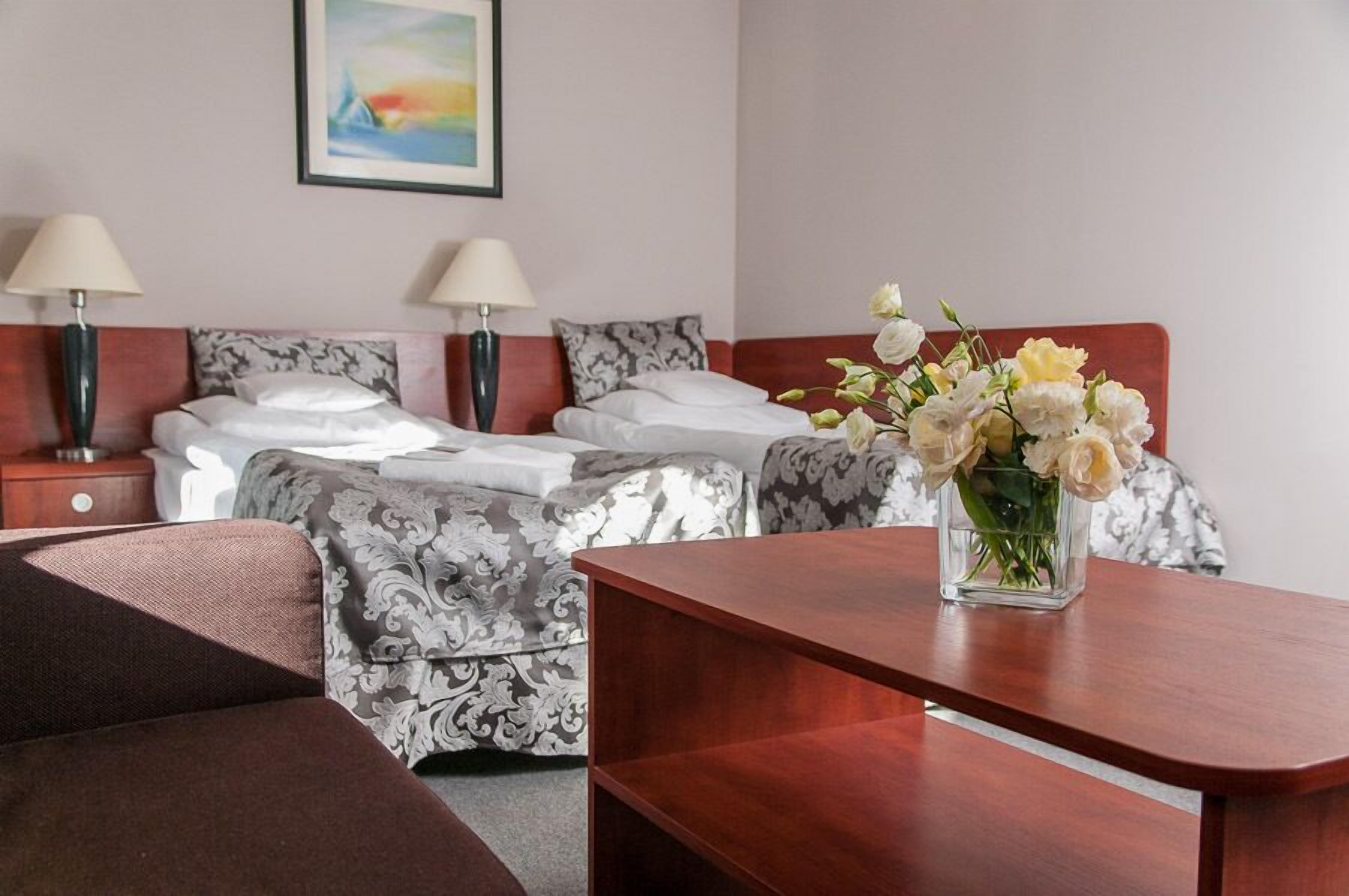 deluxe twin room | desk, iron/ironing board, free wifi, bed sheets