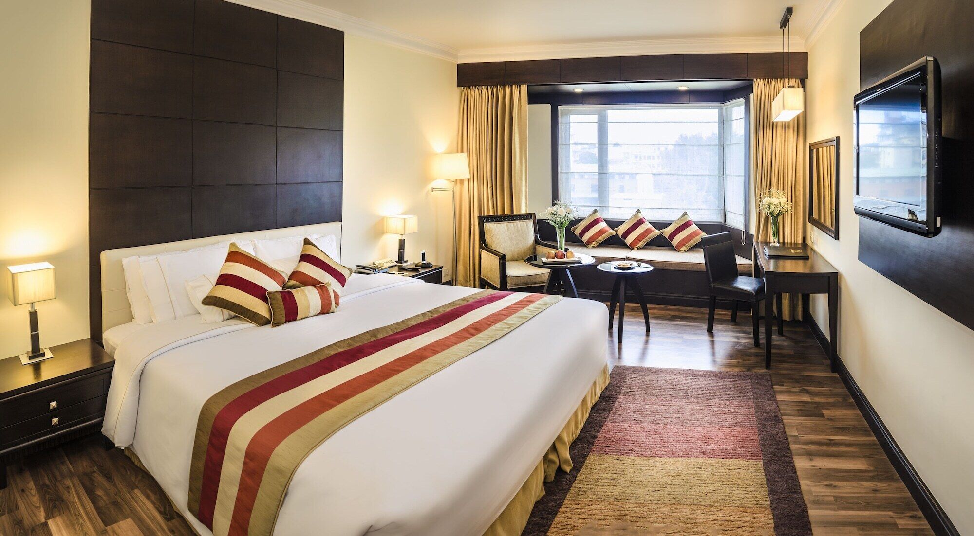 迷你吧、客房内保险箱、办公桌、隔音