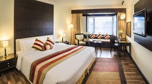 Minibar, caja de seguridad en la habitación y escritorio 