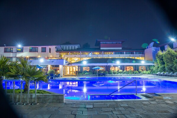Indoor pool, outdoor pool, pool umbrellas, sun loungers - Hotel Annapurna (Kathmandu)