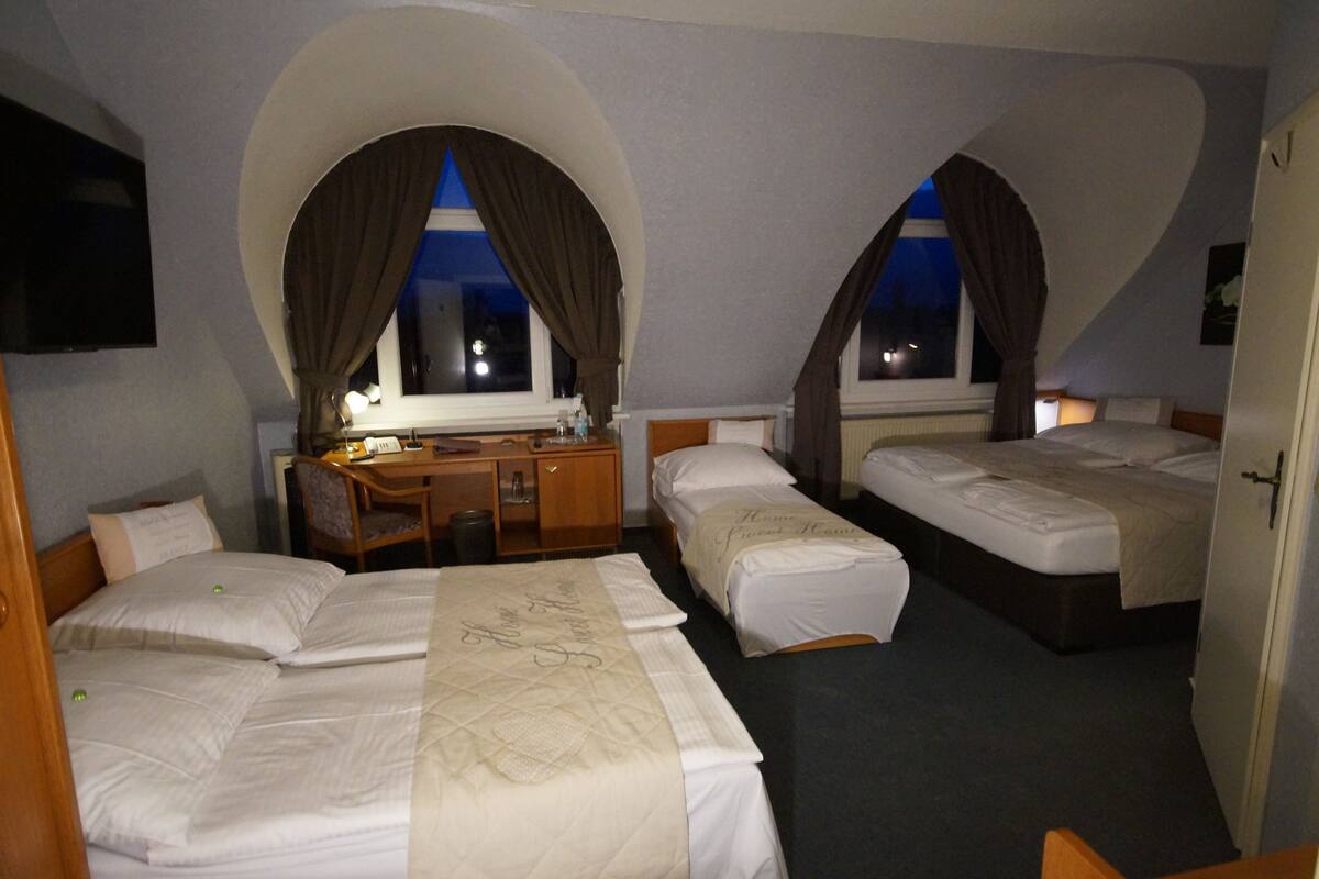 quadruple room | minibar, desk, blackout curtains, rollaway beds