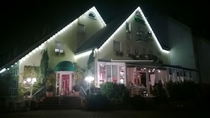 Fachada del alojamiento - Noche