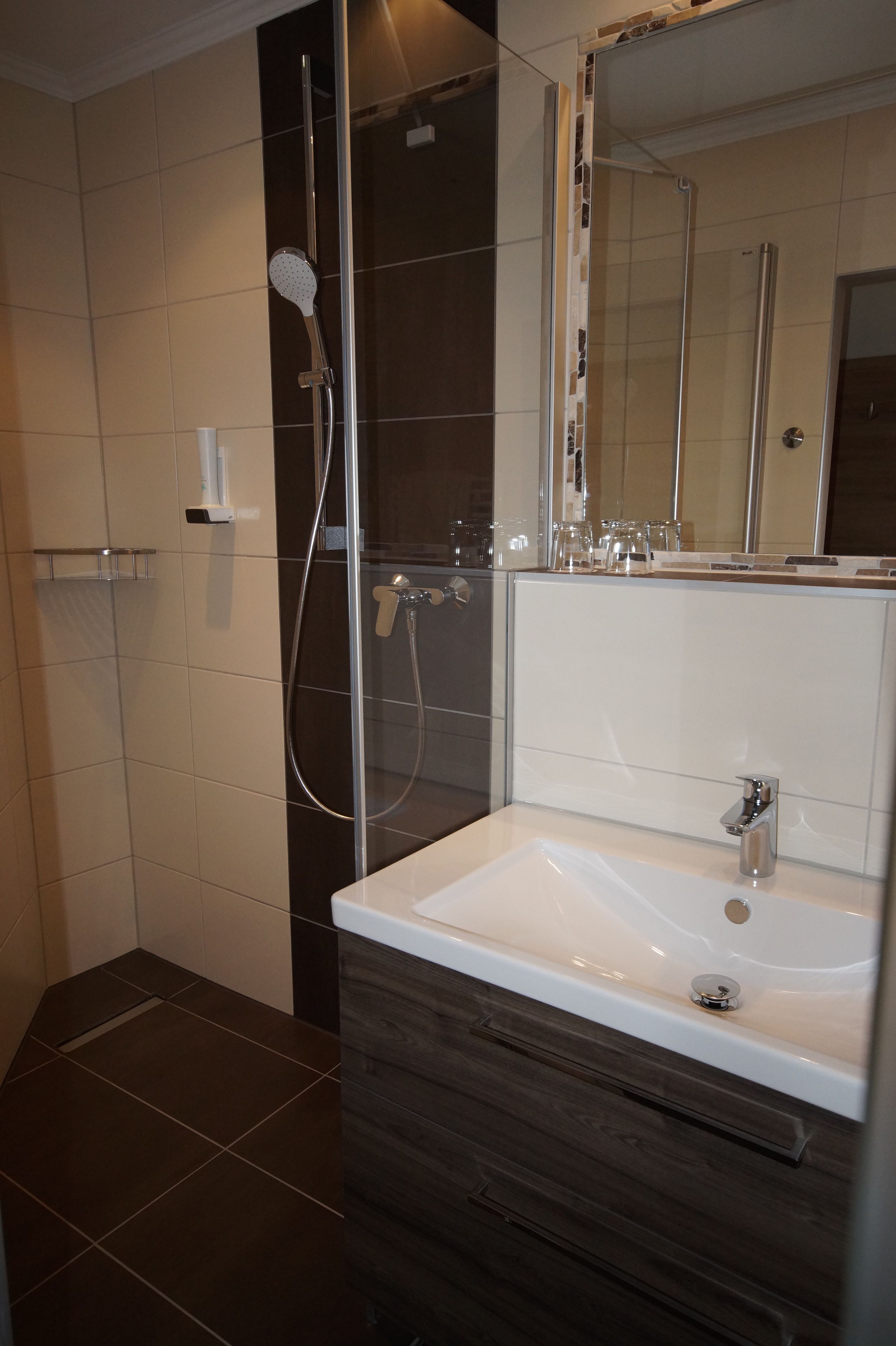 comfort double room, 1 king bed, non smoking, allergy friendly | bathroom | free toiletries, hair dryer, towels