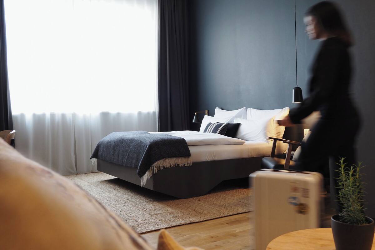 Bold Deluxe Studio | Allergitestet sengetøy, skrivebord og skrivebord for bærbar PC