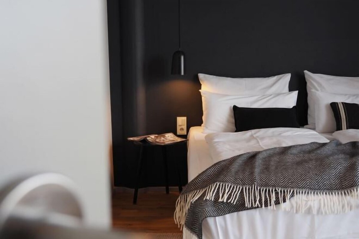 Hypo-allergenic bedding available, desk, laptop workspace