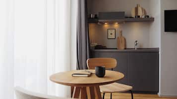 Een moderne keuken met een ronde houten tafel, een stoel en een boek.