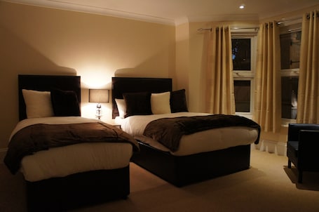 Triple Room, Private Bathroom | In-room safe, desk, iron/ironing board, free WiFi. Sapphire Hotel