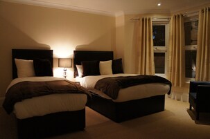 Quarto triplo, banheiro privativo | Cofres nos quartos, escrivaninha, ferros/tábuas de passar roupa