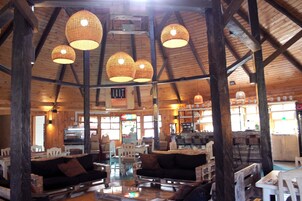 Se sirven desayunos, almuerzos y cenas; cocina regional