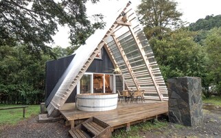 Ropa de cama de alta calidad, cubrecamas y minibar 