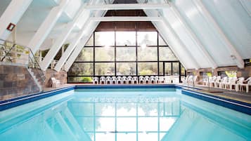Innenpool, Außenpool, geöffnet von 08:30 Uhr bis 19:30 Uhr, Liegestühle