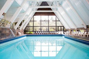 Una piscina techada, una piscina al aire libre