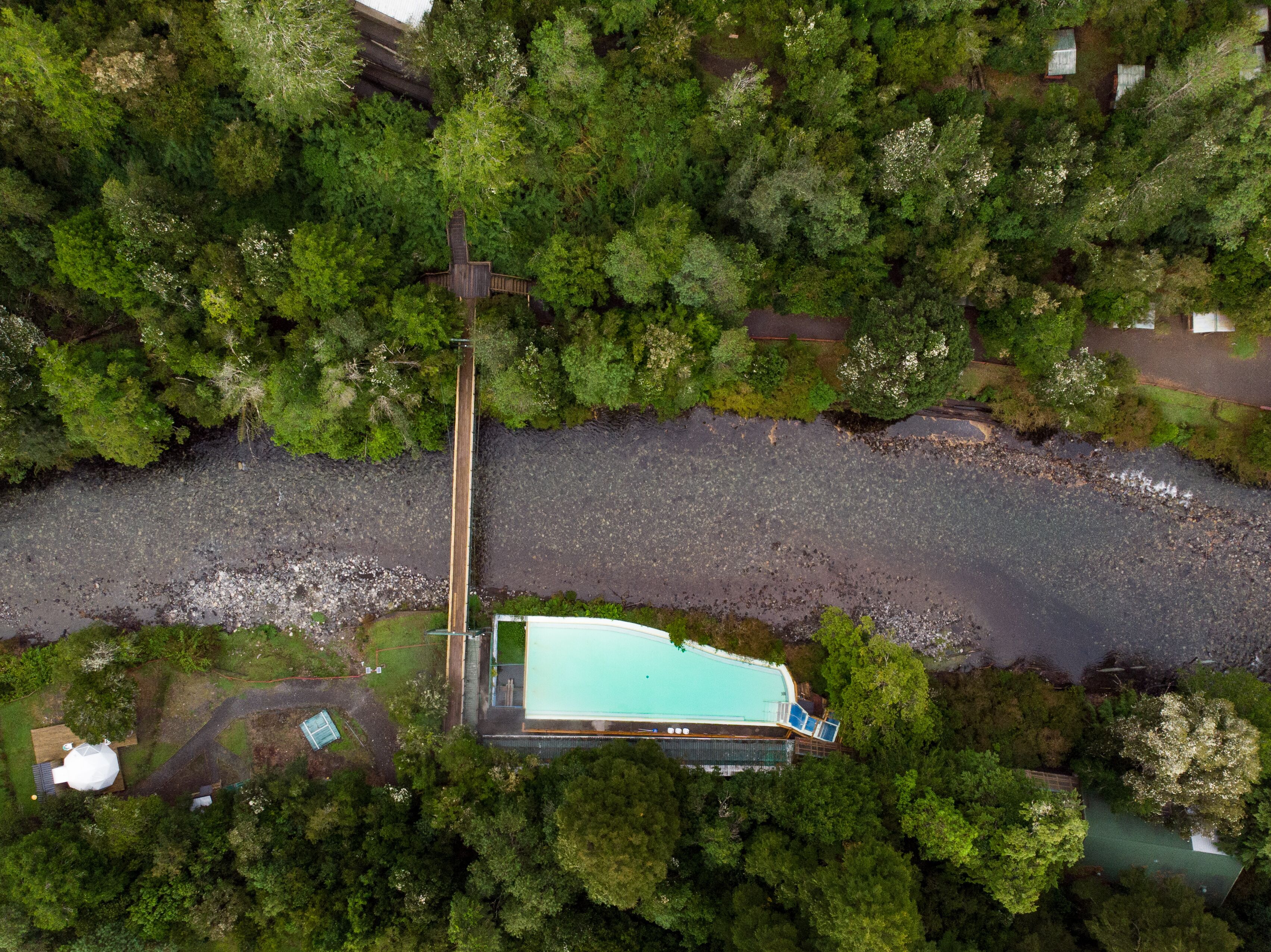 Alberca techada, alberca al aire libre y camastros