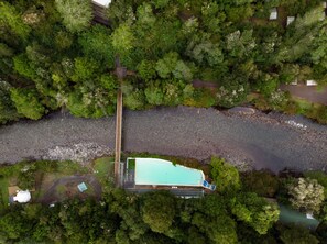 Una piscina techada, una piscina al aire libre