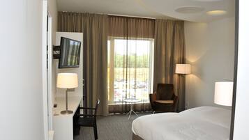 Minibar, brankas, meja kerja, dan kedap suara