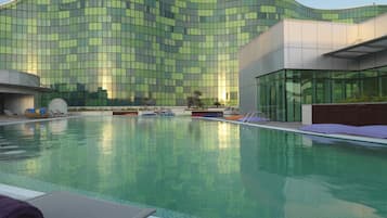 Indoor pool, 2 outdoor pools, pool loungers