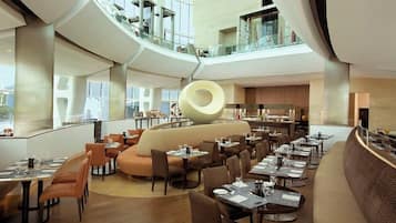 3 restaurants; breakfast, lunch and dinner served
