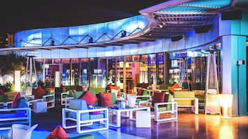 3 restaurants, breakfast, lunch, dinner served; international cuisine