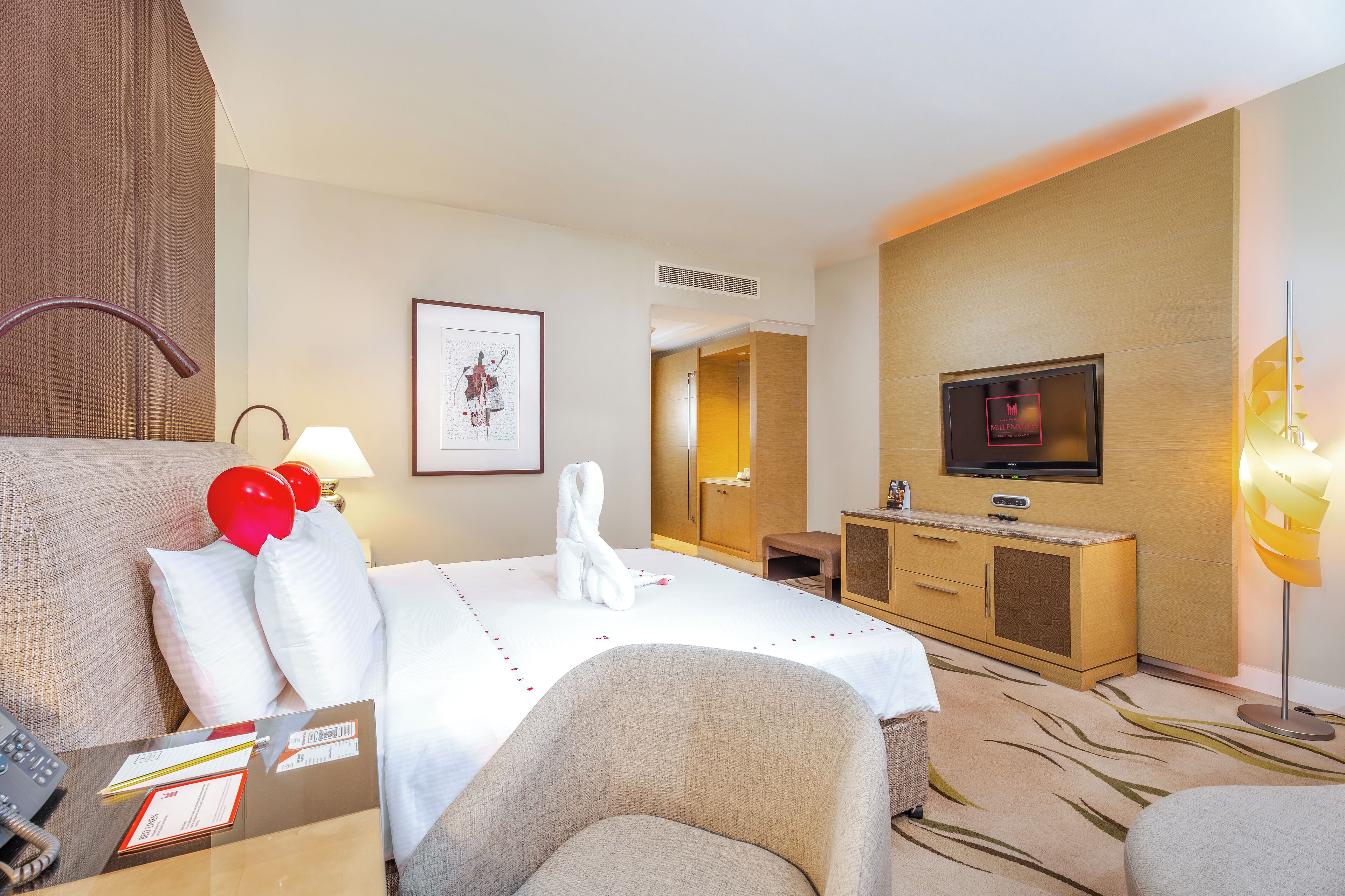 Sengetøy av topp kvalitet, minibar, safe på rommet og skrivebord