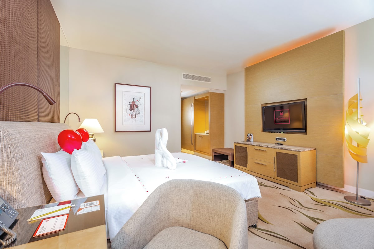 Sengetøy av topp kvalitet, minibar, safe på rommet og skrivebord