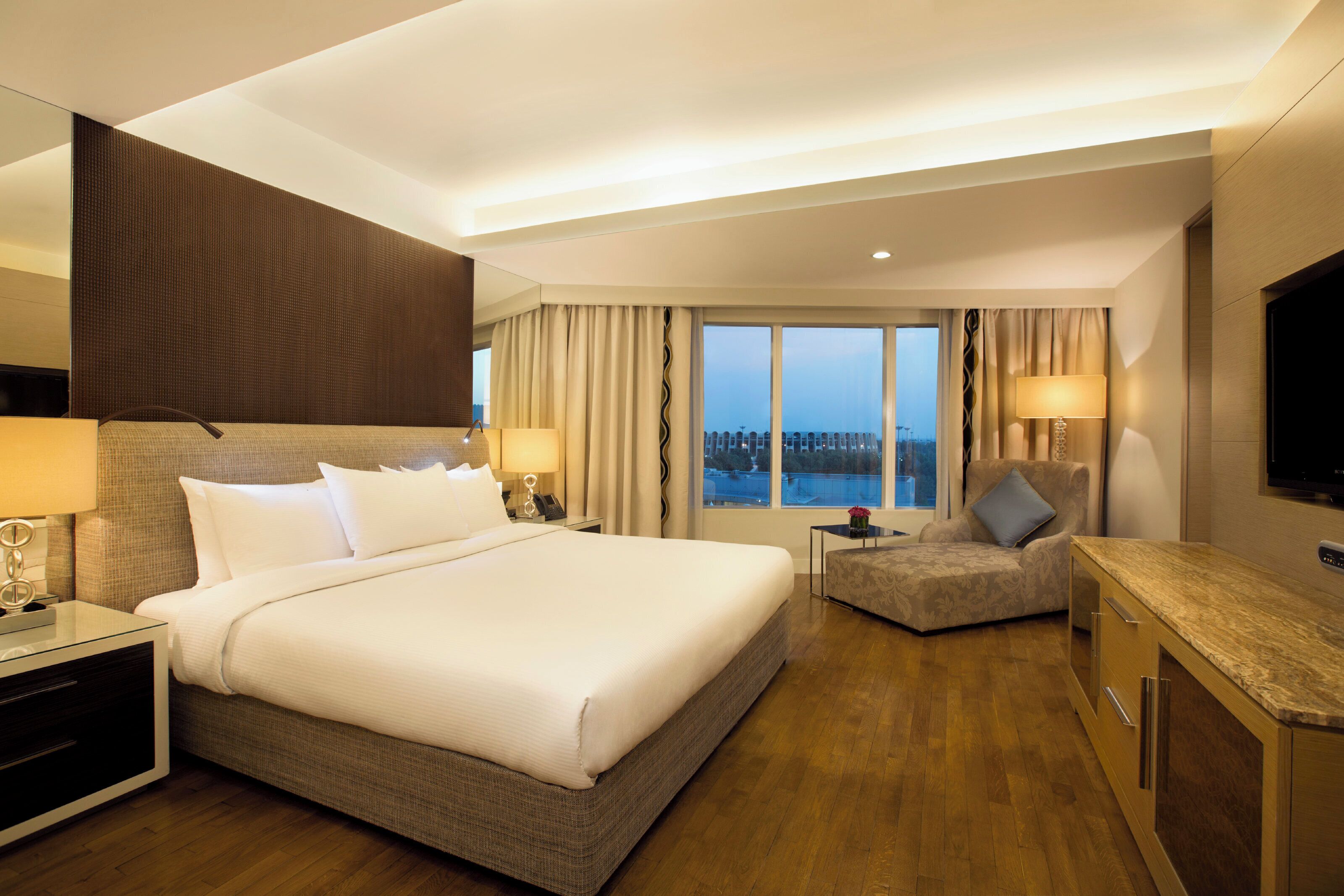 Seprai premium, minibar, brankas, dan meja kerja