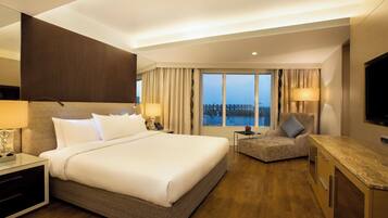 Seprai premium, minibar, brankas, dan meja kerja
