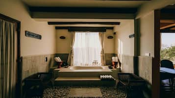 Suite Royal | Baño | Tina con regadera, tina profunda, amenidades de baño gratuitas