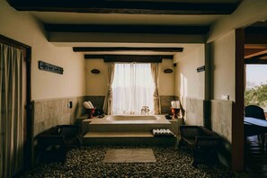Royal-Suite | Badezimmer | Duschwanne, Komfortbadewanne, kostenlose Toilettenartikel, Haartrockner