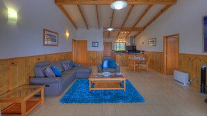 Panoramic Apartment, 2 Bedrooms, Balcony, Ocean View | Ruang tamu | 36 inci sebuah televisyen pintar dengan digital, pemain DVD, buku-buku