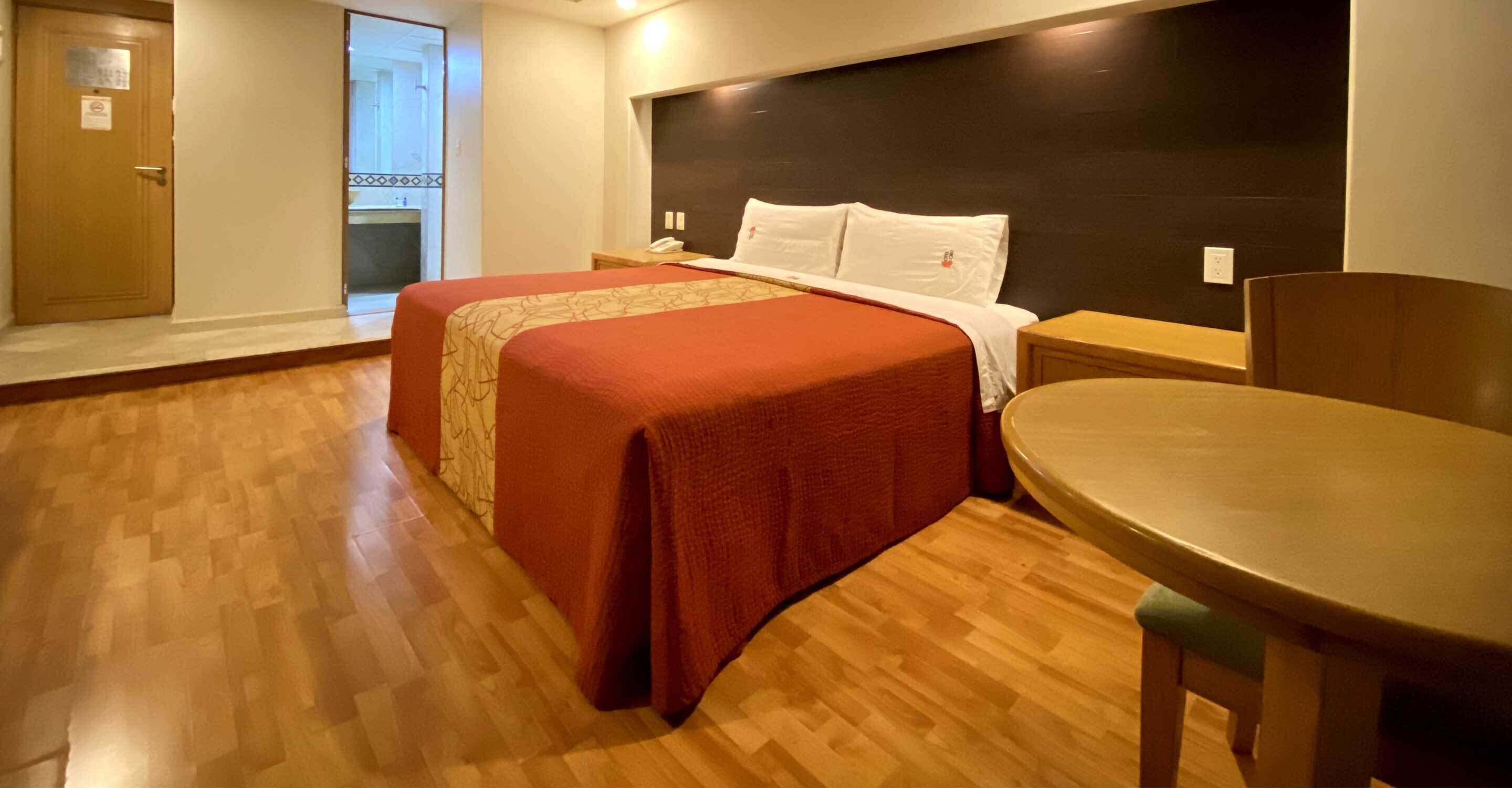 Brankas, meja kerja, kedap suara, dan Wi-Fi gratis