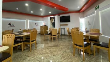 حيث تُقدم وجبات الإفطار، الغداء، العشاء، الأطباق العالمية