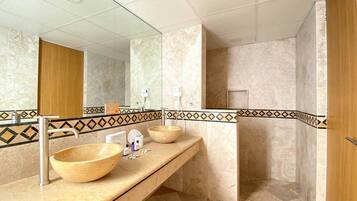 Doppelzimmer | Badezimmer | Dusche, Haartrockner, Handtücher