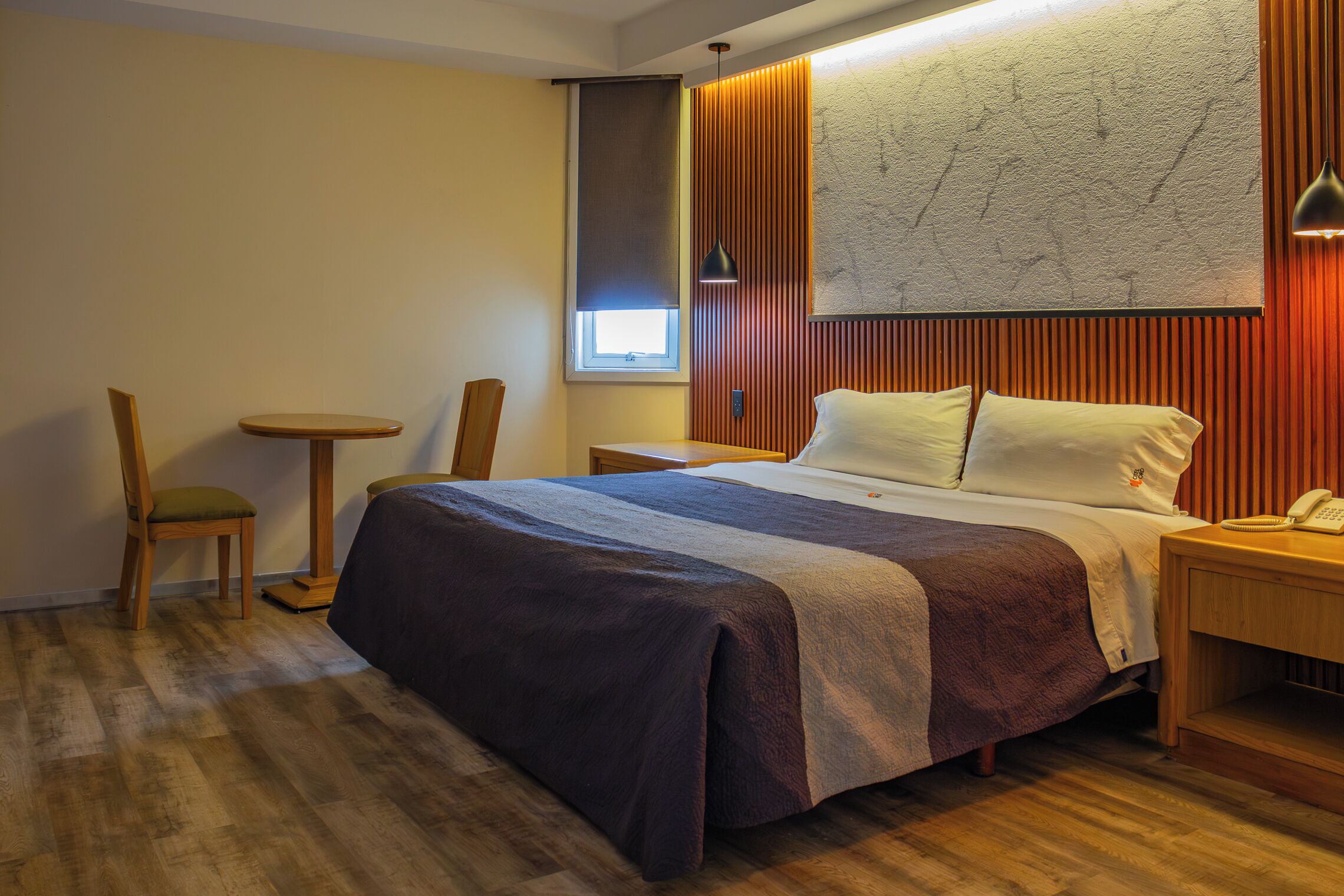 Caja de seguridad en la habitación y escritorio 