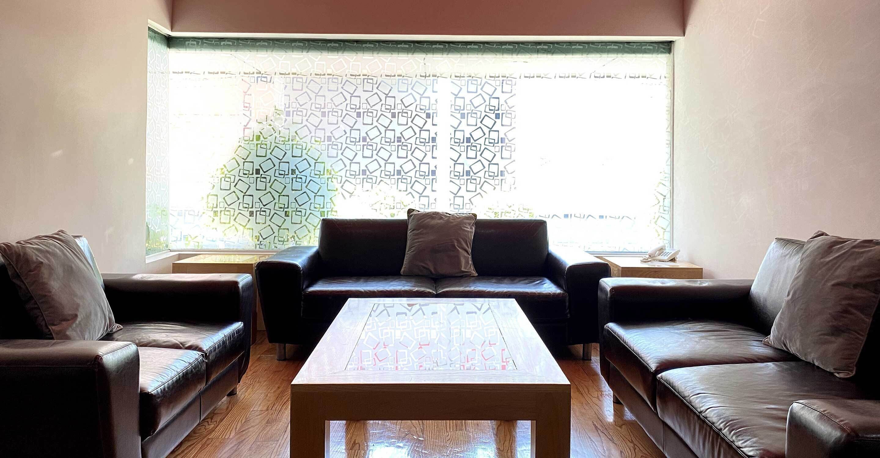 تلفزيون بحجم 32-بوصة يعرض قنوات تلفزيونية باشتراك مدفوع، مشغل دي في دي