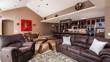 Habitación presidencial | Camas con pillow-top, decoración personalizada y muebles diferentes
