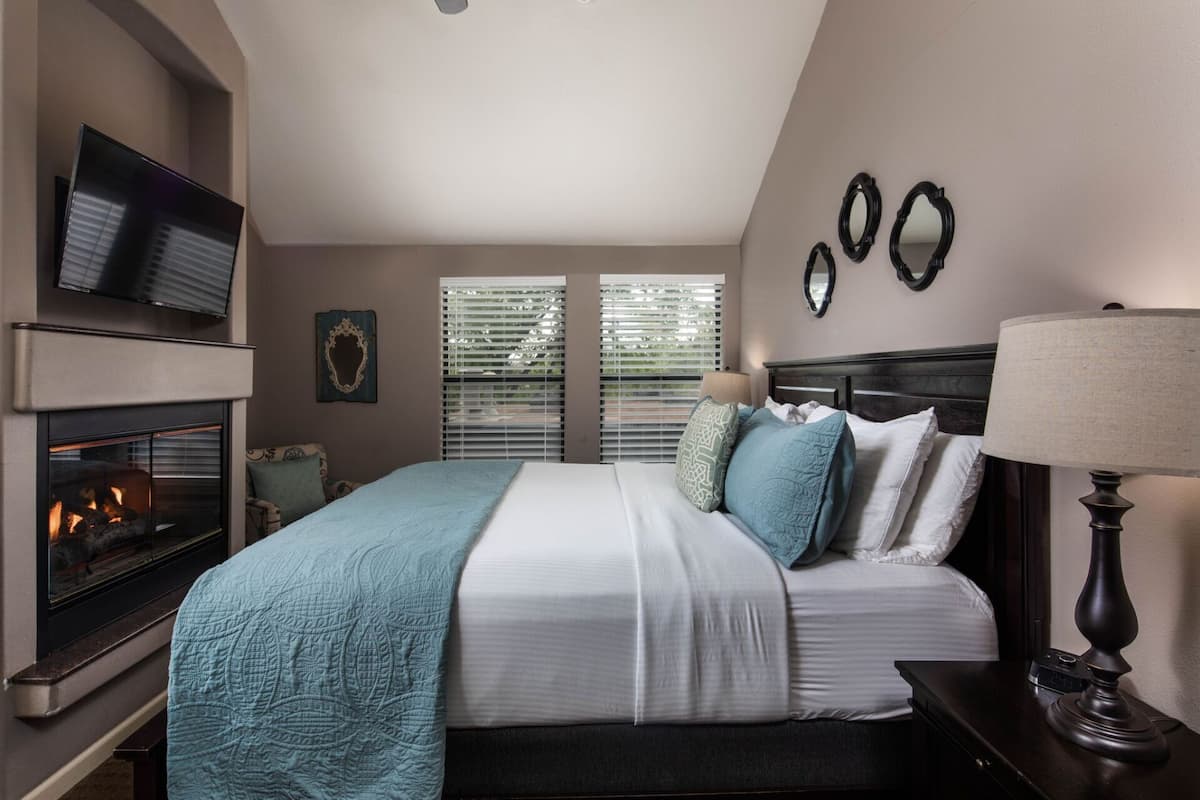 Red Rock King 8 | Pillow-top beds, individually decorated, individually furnished